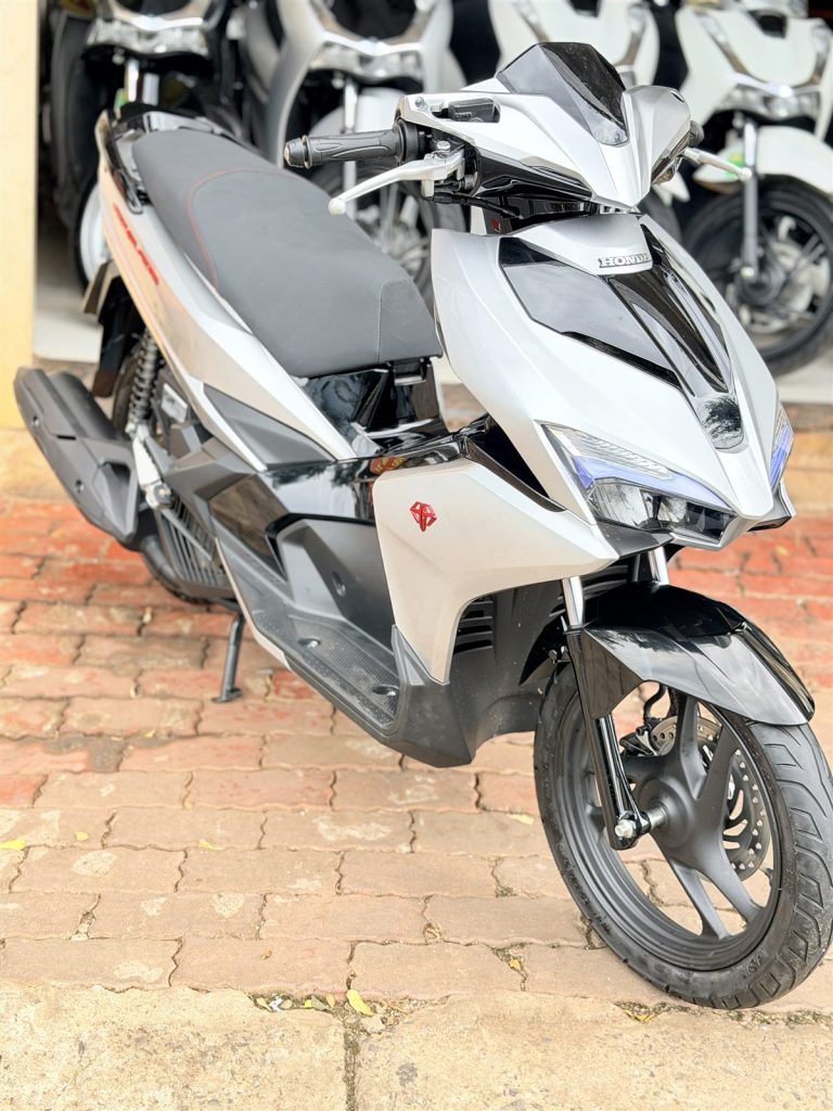 Air Blade 125 2018 bạc Porsche nhìn góc chéo phía trước bên phải