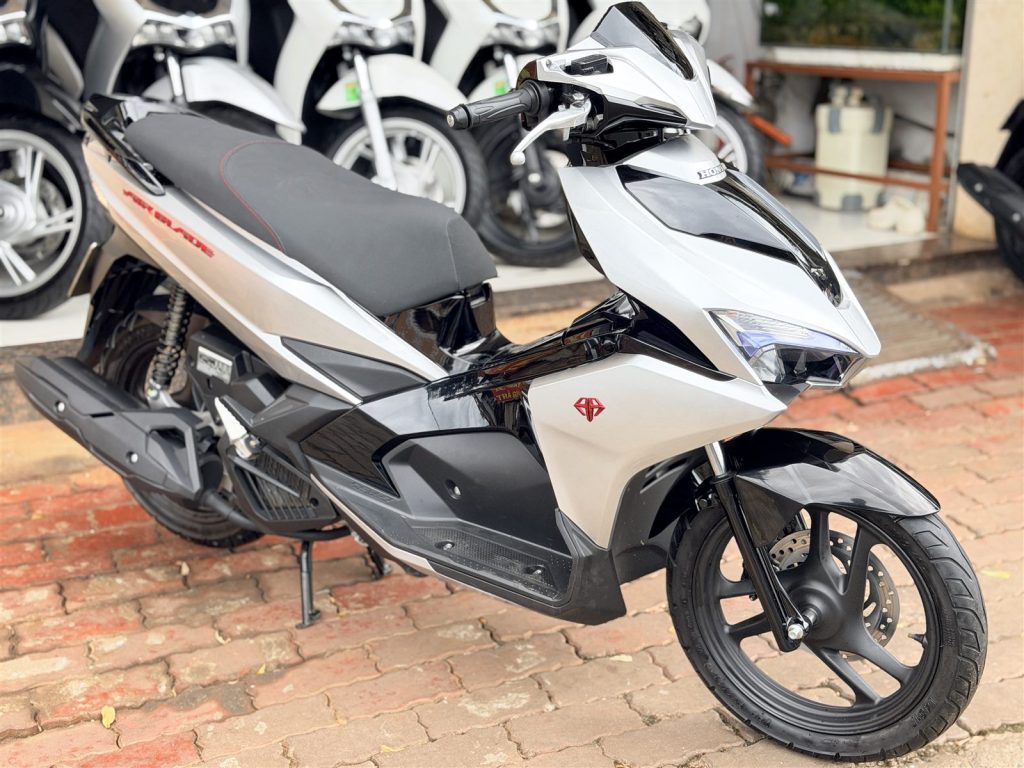 Air Blade 2018 bạc Porsche tem AIRBLADE đỏ bên hông trái
