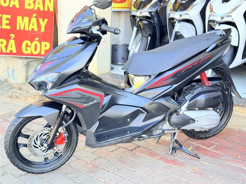 AB 125 2019 cũ màu đen nhám sọc đỏ nhìn ngang bên trái