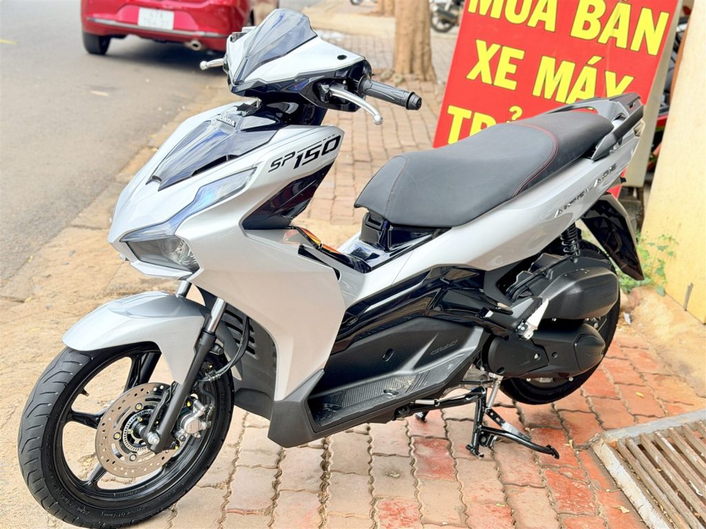 Air Blade 150 2022 bạc Porsche nhìn ngang bên trái, tem 150