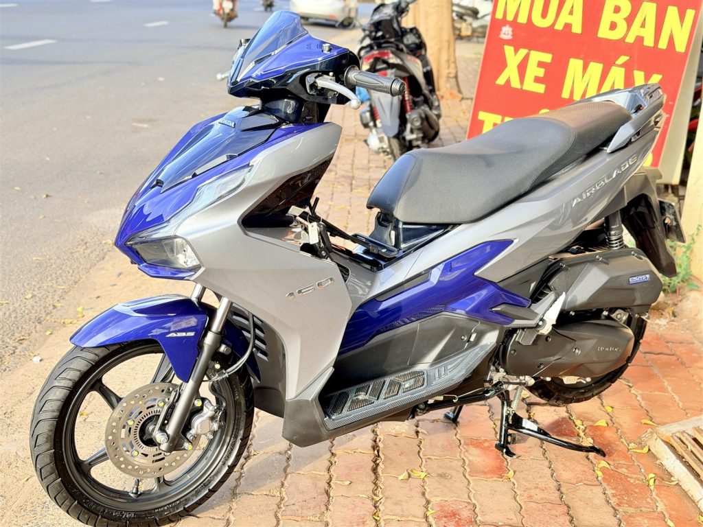 AB 160 2025 cũ phanh ABS màu bạc xanh nhìn chéo phía trước