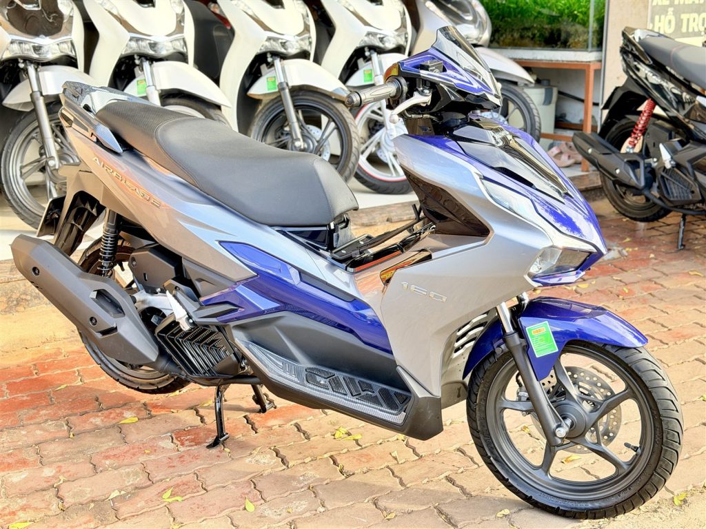 Air Blade 160 ABS 2025 bạc phối xanh nhìn ngang bên phải