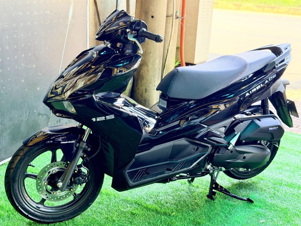 Air Blade 125 2024 đen bóng toàn thân bên trái tại Xe Tuấn Đạt