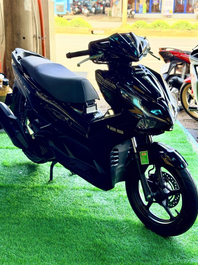 AB 125 2024 đen bóng nhìn ngang bên phải, tem 125