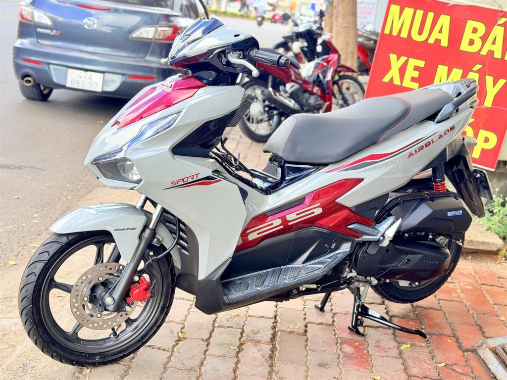 AB 2025 cũ 125cc màu xám xi măng nhìn ngang bên trái