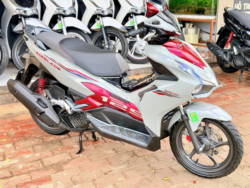 Air Blade 125 2025 xám xi măng tem đỏ nhìn ngang bên phải