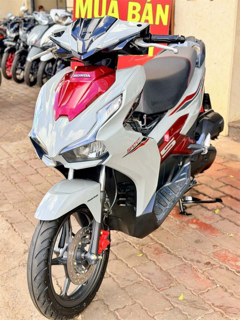 Honda Air Blade 2025 xám xi măng nhìn chéo phía trước tại Xe Tuấn Đạt