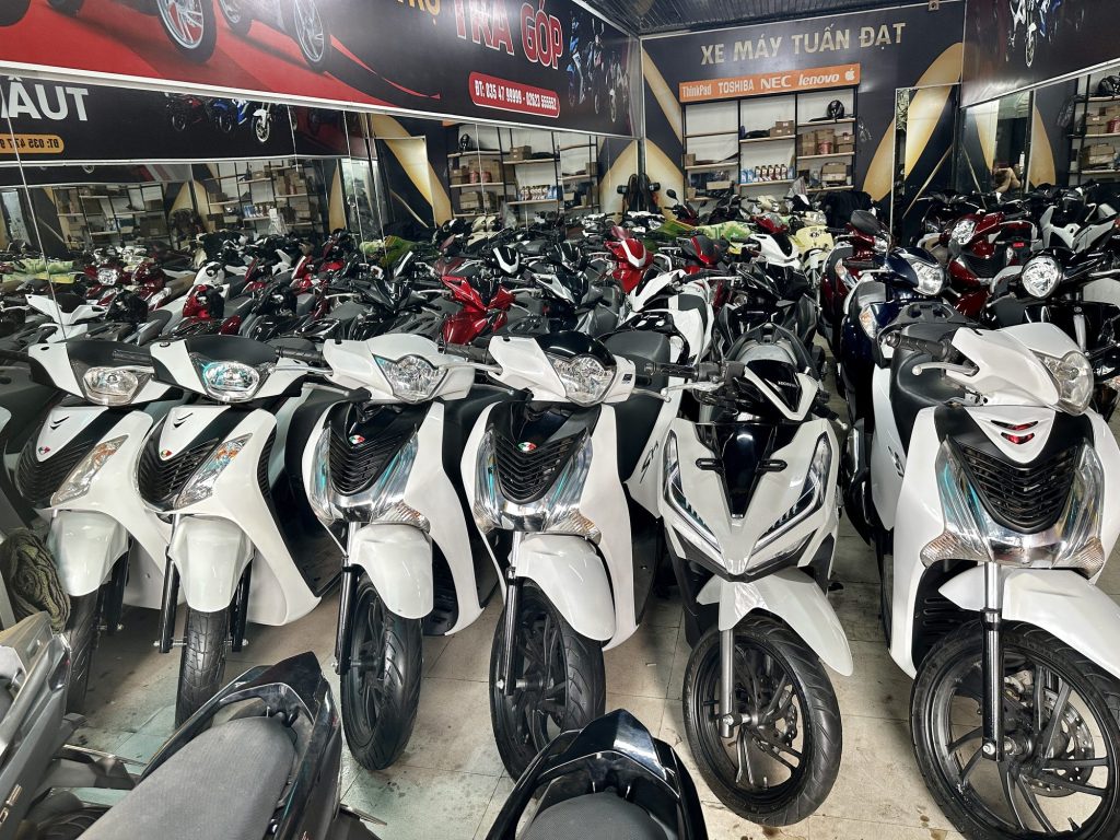 Dàn xe Air Blade và SH cũ trong showroom Tuấn Đạt