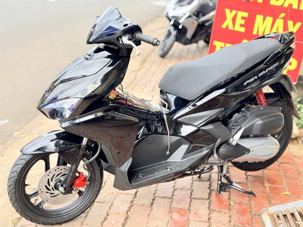 Air Blade 125 2018 đen bóng nhìn ngang bên trái, phuộc sau đỏ