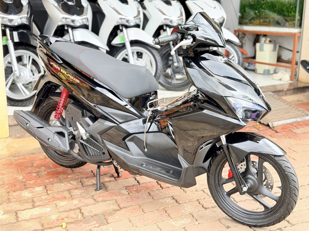 Air Blade 2018 đen bóng toàn thân bên trái tại Xe Tuấn Đạt