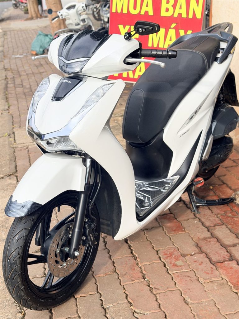 SH 150i 2022 trả góp màu trắng đen góc trước bên phải