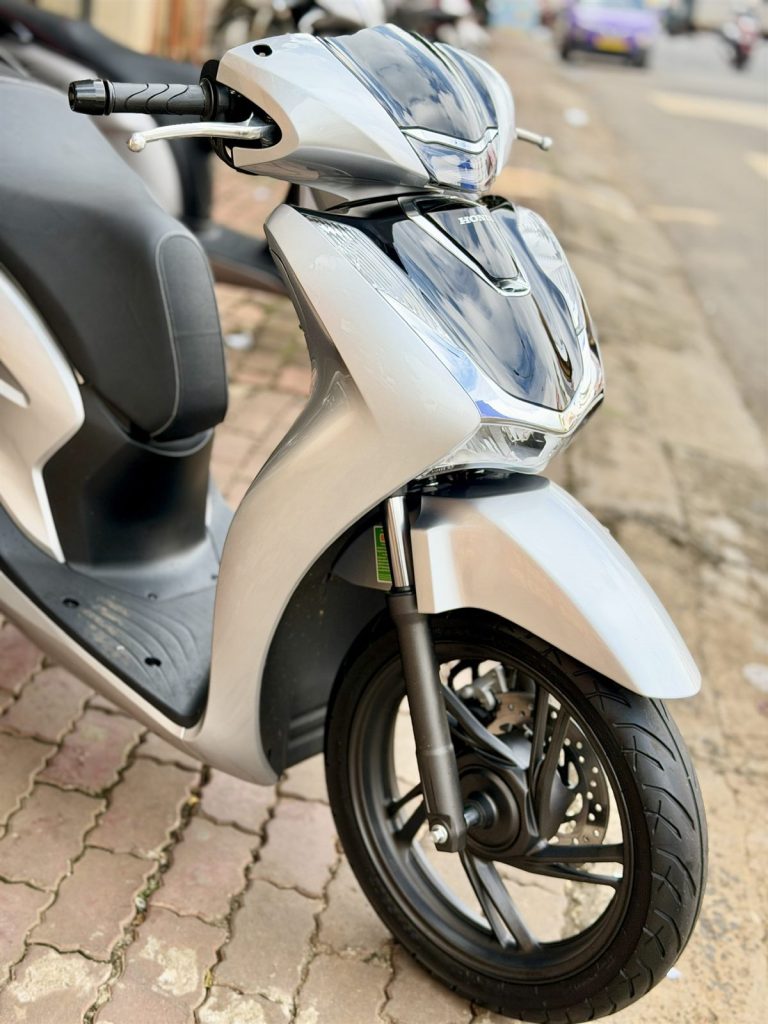 SH 125i 2022 cũ màu bạc nhìn góc trước bên phải