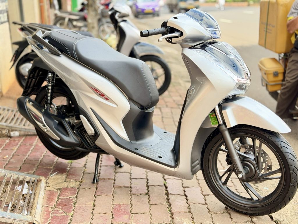 SH 125i 2022 bạc Porsche toàn thân bên phải tại Xe Tuấn Đạt