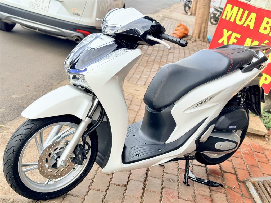 Honda SH 125i 2023 trắng đen nhìn ngang bên trái tại Xe Tuấn Đạt