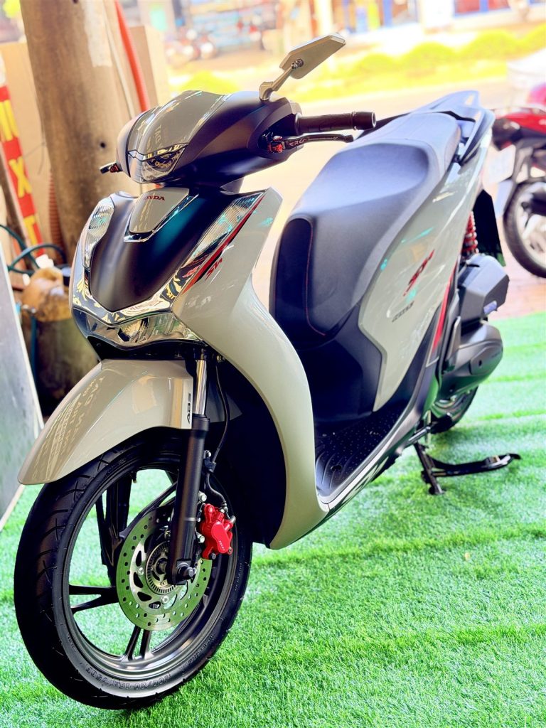 SH 160 2025 cũ phanh ABS xám xi măng nhìn góc chéo bên phải