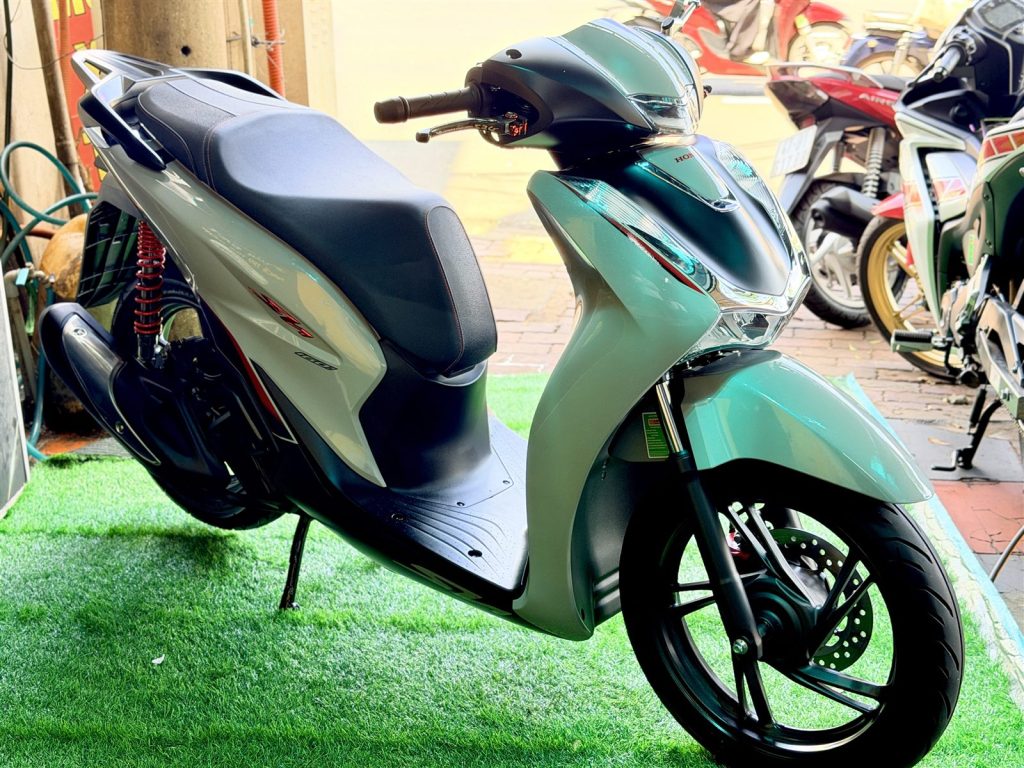 SH 160 lướt 4.000km màu xám xi măng nhìn ngang bên phải