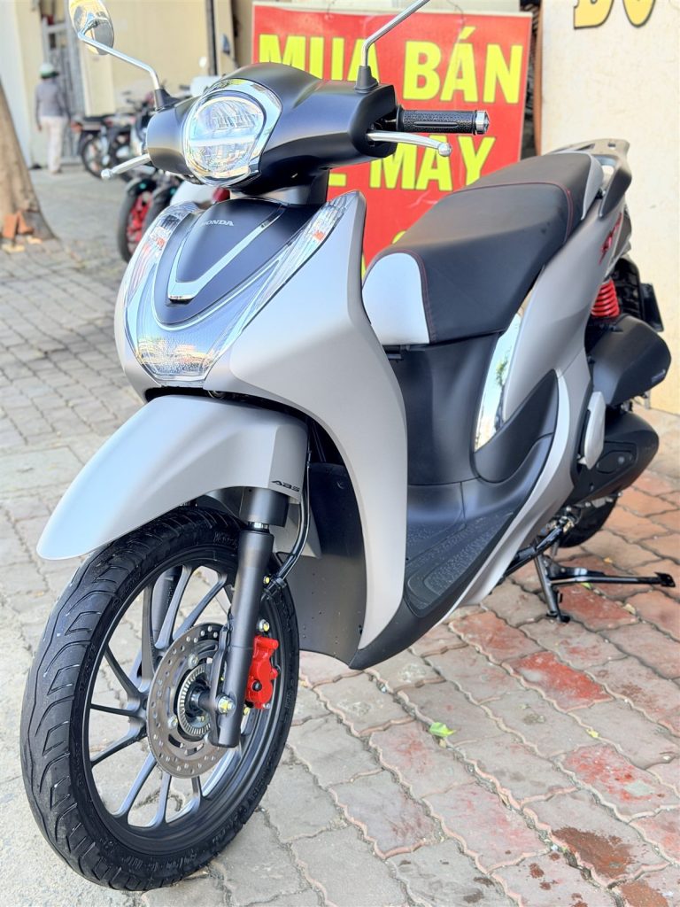 SH Mode 125 ABS 2025 xám nhám heo dầu đỏ nhìn chéo phía trước