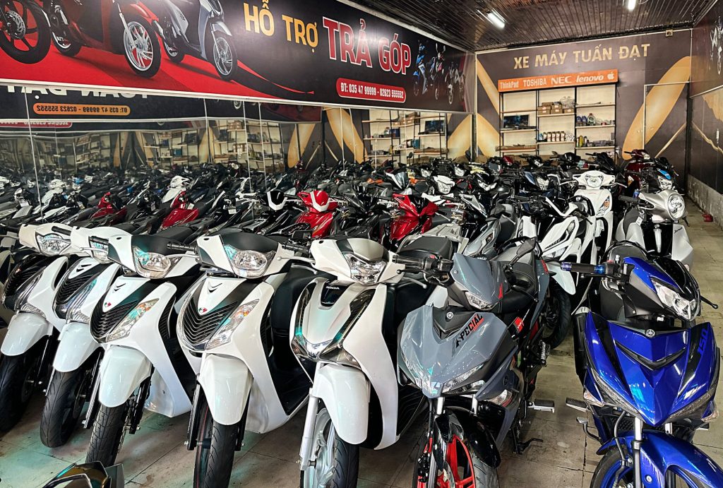 Bên trong showroom xe máy cũ Tuấn Đạt bán Air Blade cũ