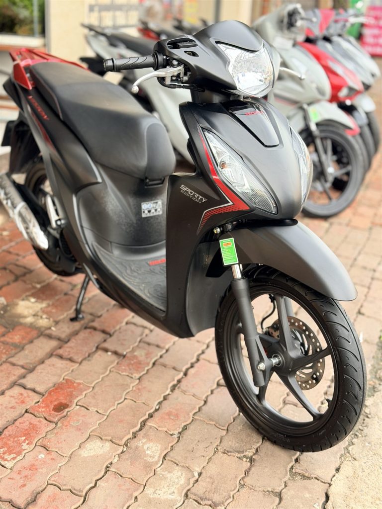 Honda Vision Thể Thao 2024 đen nhám tem đỏ nhìn chéo phía trước